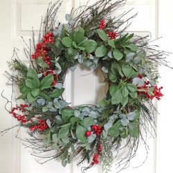 28IN BERRY& MIXED PINE WREATH