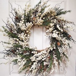 30" WHITE BERRY&PINE WREATH