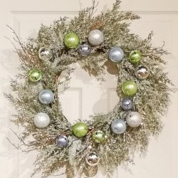 28IN BALL&BELL WREATH